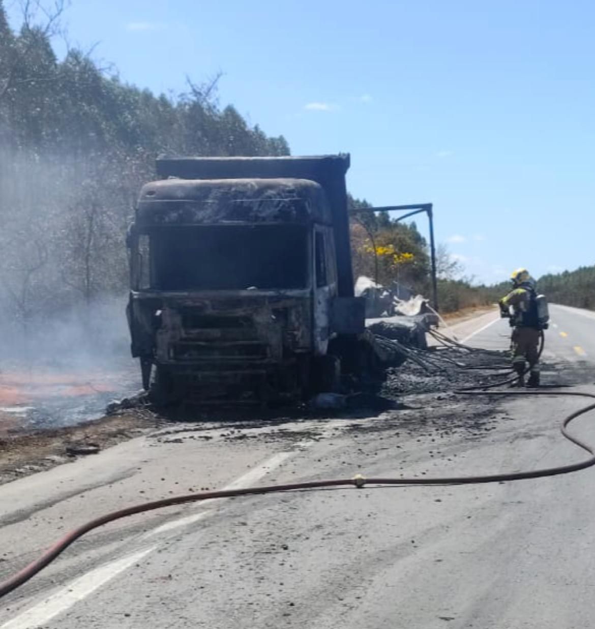Carreta pega fogo e é destruída pelas chamas na BR-251, em Salinas