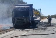 Carreta pega fogo e é destruída pelas chamas na BR-251, em Salinas