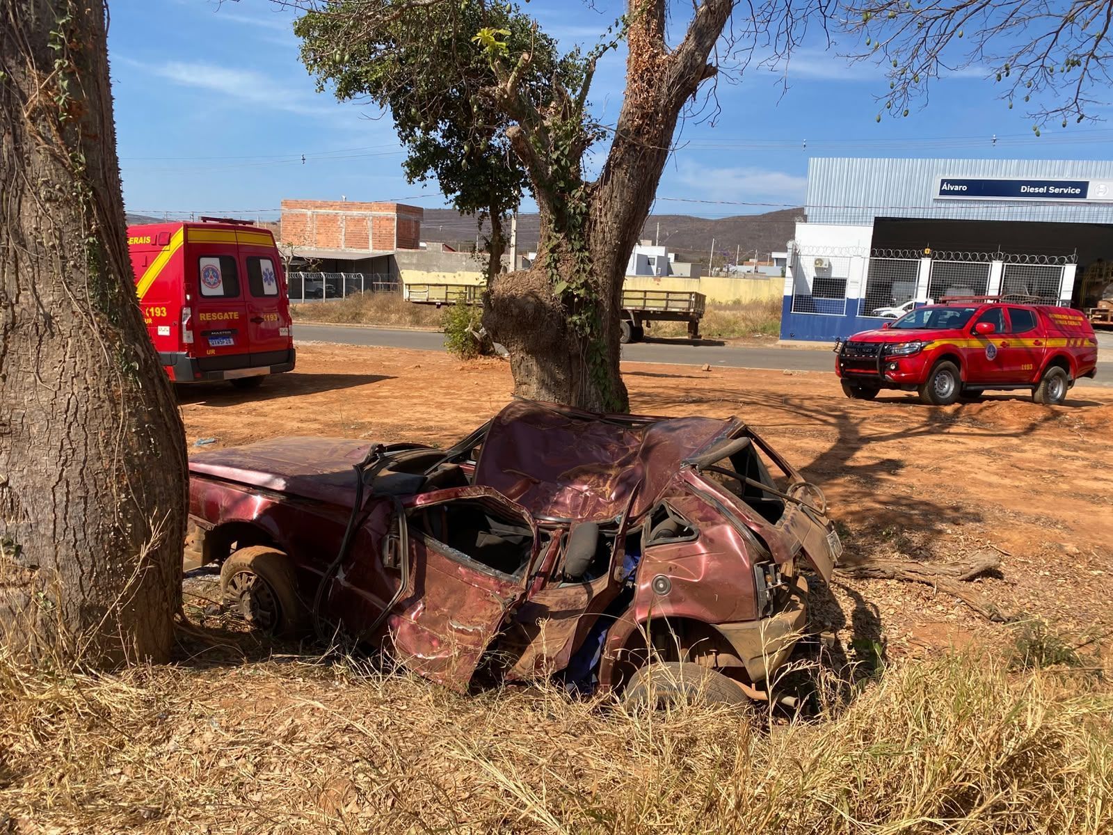 Jovem fica ferido após carro sair da pista e bater contra duas árvores na MGC-122, em Janaúba