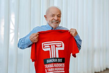 Lula com camiseta da Bancada dos Trabalhadores