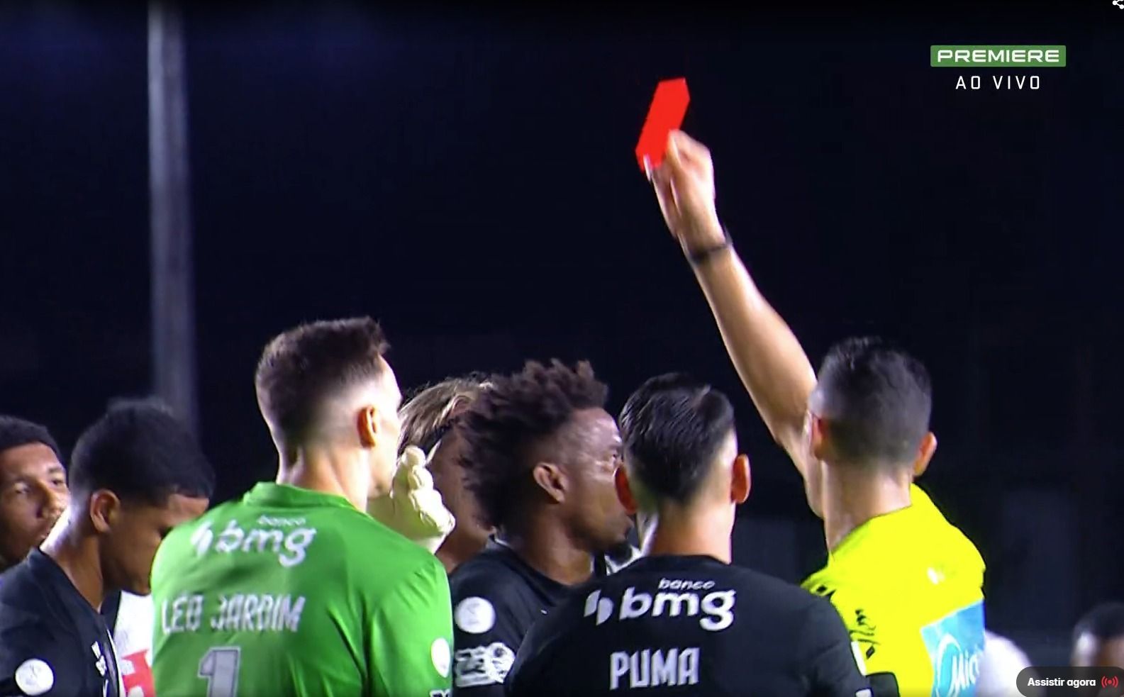 Vasco x Vitória: volante é expulso com 17 minutos de jogo em lance polêmico