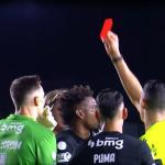 Vasco x Vitória: volante é expulso com 17 minutos de jogo em lance polêmico