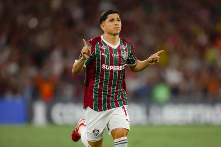 Savarino meia do Fluminense