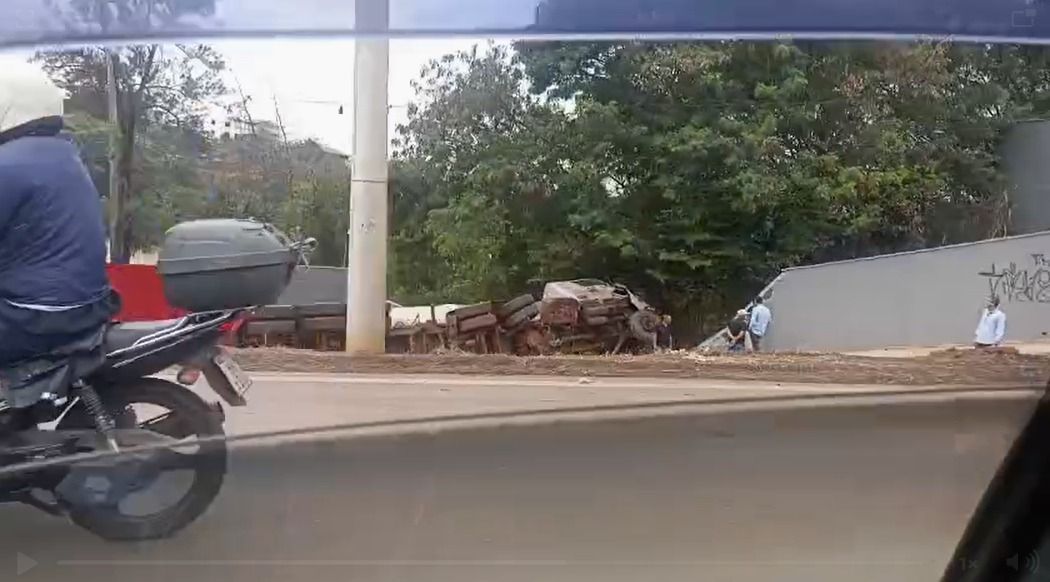 Anel Rodoviário de BH: carreta tombou e atingiu seis veículos; uma pessoa se feriu