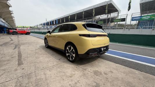 Dirigimos o Leapmotor B05, hatch elétrico da Stellantis. Ele tem tração traseira e 218 cv de potência • Jorge Moraes