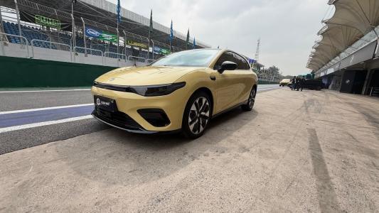 Dirigimos o Leapmotor B05, hatch elétrico da Stellantis. Ele tem tração traseira e 218 cv de potência