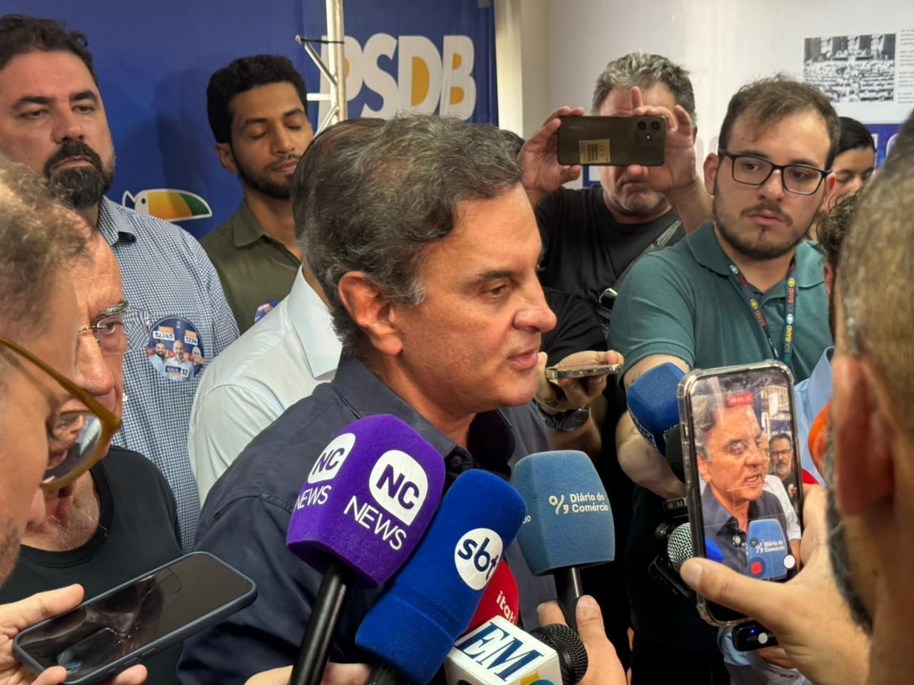 Ao anunciar candidatura, Aécio minimiza ataques sofridos por Kalil no passado