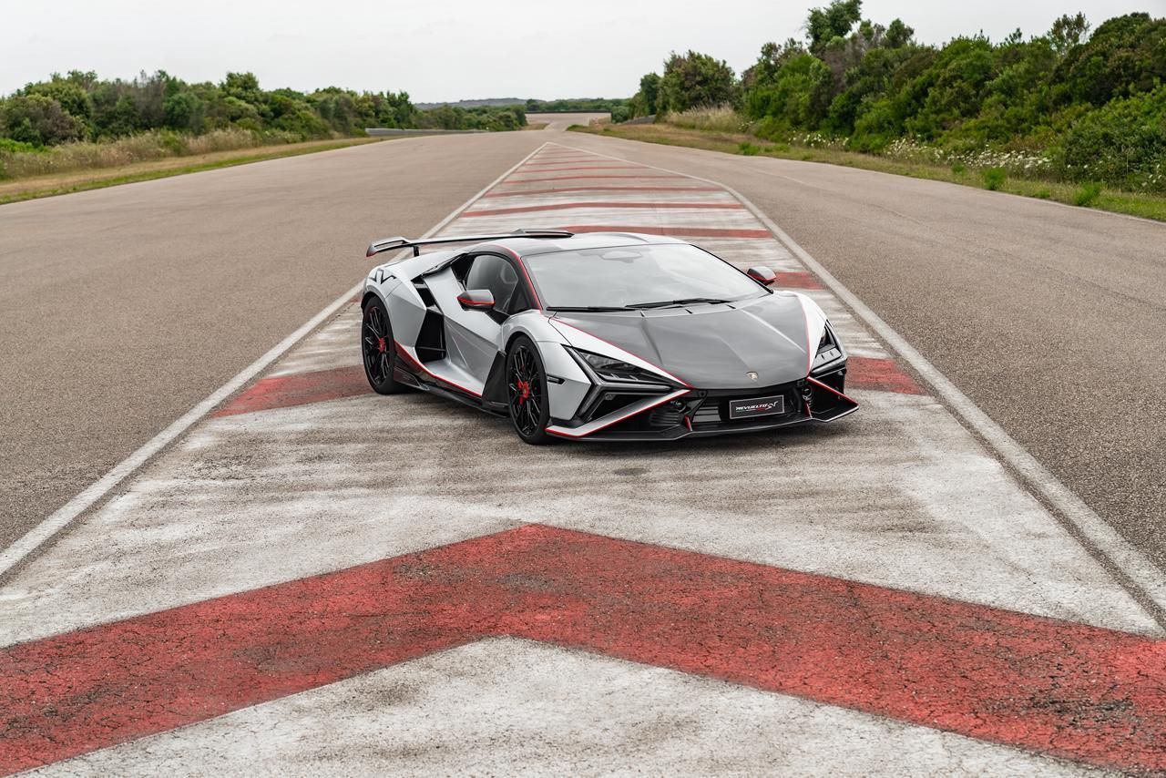 Revuelto SV é edição limitada com V12 híbrido que rende 1.065 cv