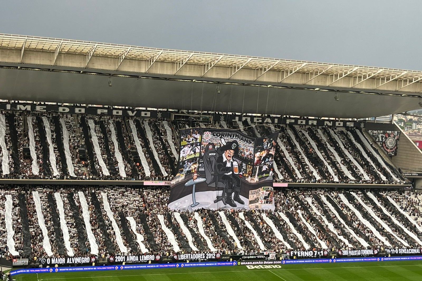 Torcida do Corinthians provoca Santos com mosaico antes de clássico
