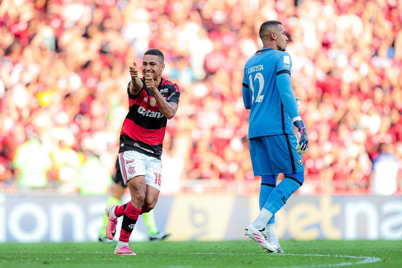 Samuel Lino marca duas vezes, e Flamengo goleia o Botafogo no Maracanã
