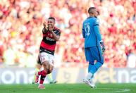 Samuel Lino marca duas vezes, e Flamengo goleia o Botafogo no Maracanã