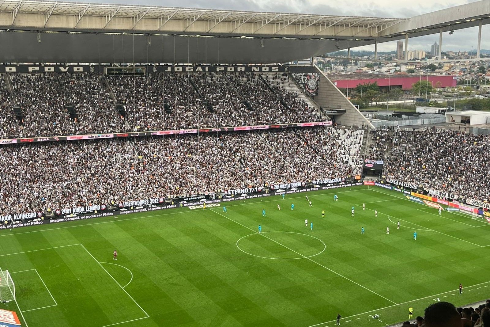 Titular do Santos se machuca durante jogo contra o Corinthians