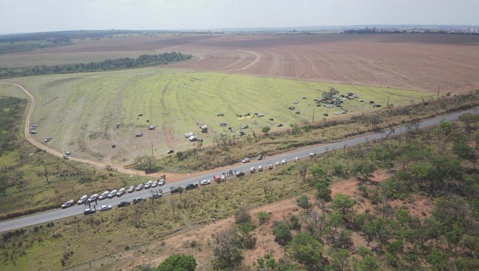 Cerca de 130 pessoas invadem área rural privada às margens da MGC-497, em Uberlândia