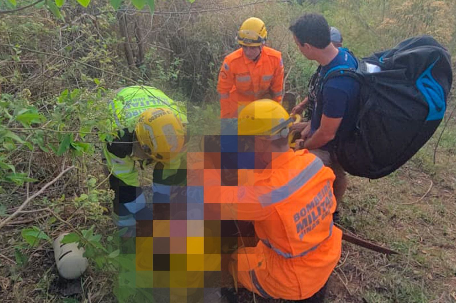 Praticante de parapente é resgatado em área de vegetação em Leopoldina
