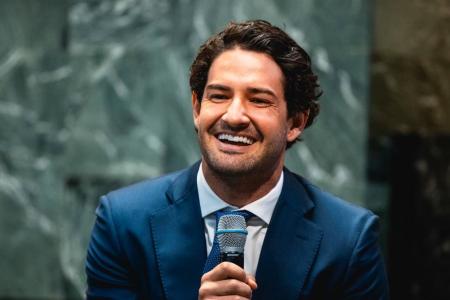 Alexandre Pato, atacante brasileira com longa carreira internacional e nacional