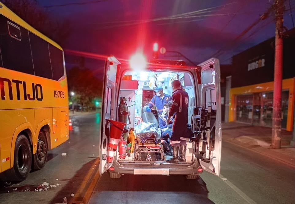 Colisão entre moto e ônibus deixa um morto e um adolescente ferido em Montes Claros