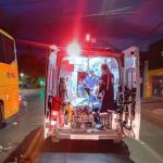 Colisão entre moto e ônibus deixa um morto e um adolescente ferido em Montes Claros
