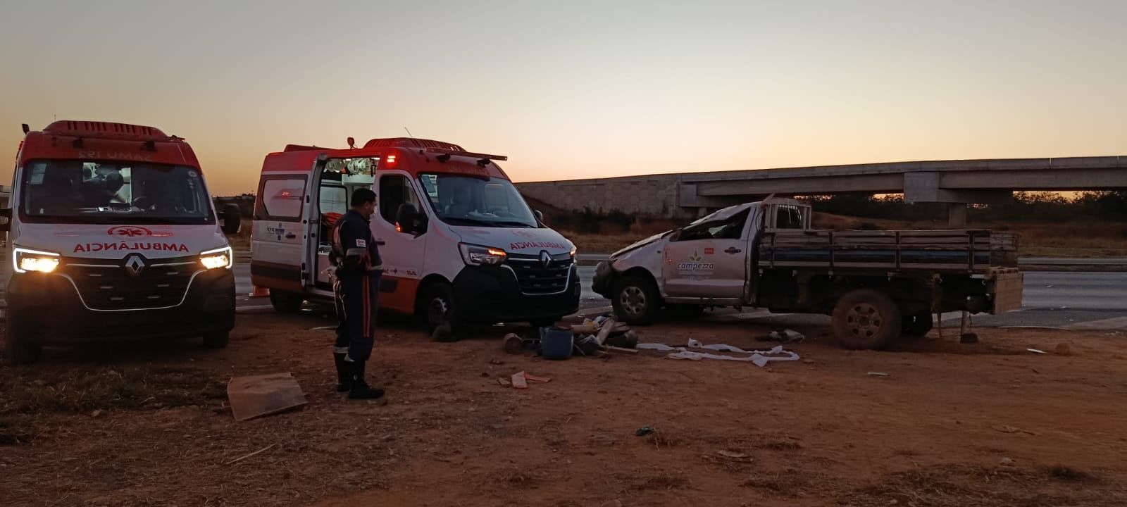 Duas pessoas ficam feridas após caminhonete capotar na BR-135, em Montes Claros