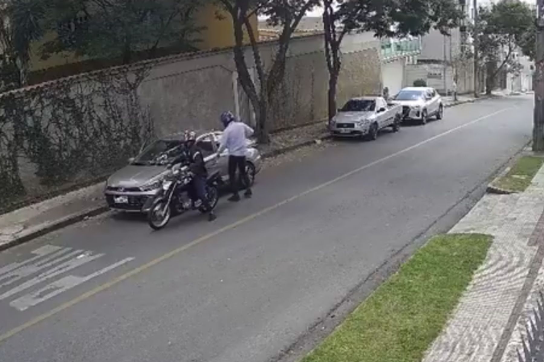 Vídeo: bandidos em moto assaltam mãe e filha no bairro Fernão Dias, em BH