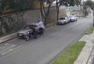 Vídeo: bandidos em moto assaltam mãe e filha no bairro Fernão Dias, em BH