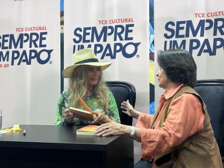Bruna Lombardi autografa livros em evento em BH • André Viana/Itatiaia