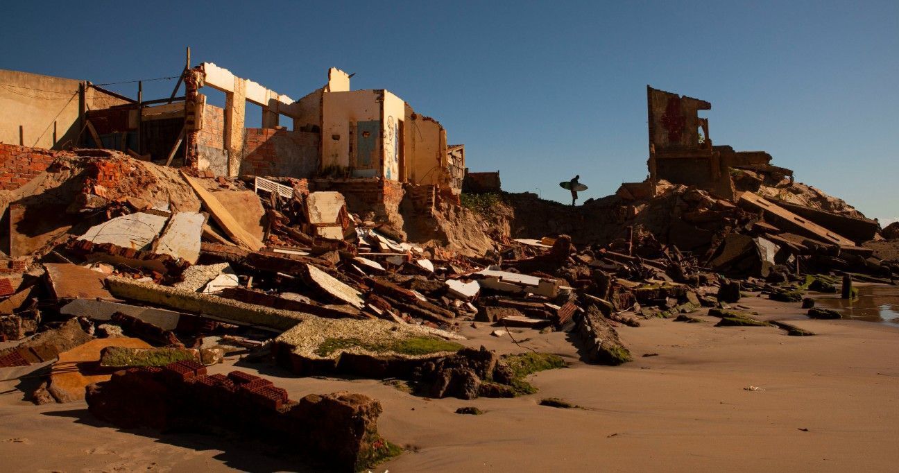 A cidade onde o mar avança cerca de 5 metros por ano e destrói casas na areia