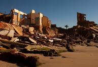 A cidade onde o mar avança cerca de 5 metros por ano e destrói casas na areia