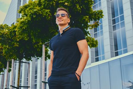 Da calça jeans à alfaiataria, a polo masculina transita entre diferentes estilos e ocasiões.