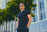 Camisa polo masculina amplia espaço no guarda-roupa com novas versões