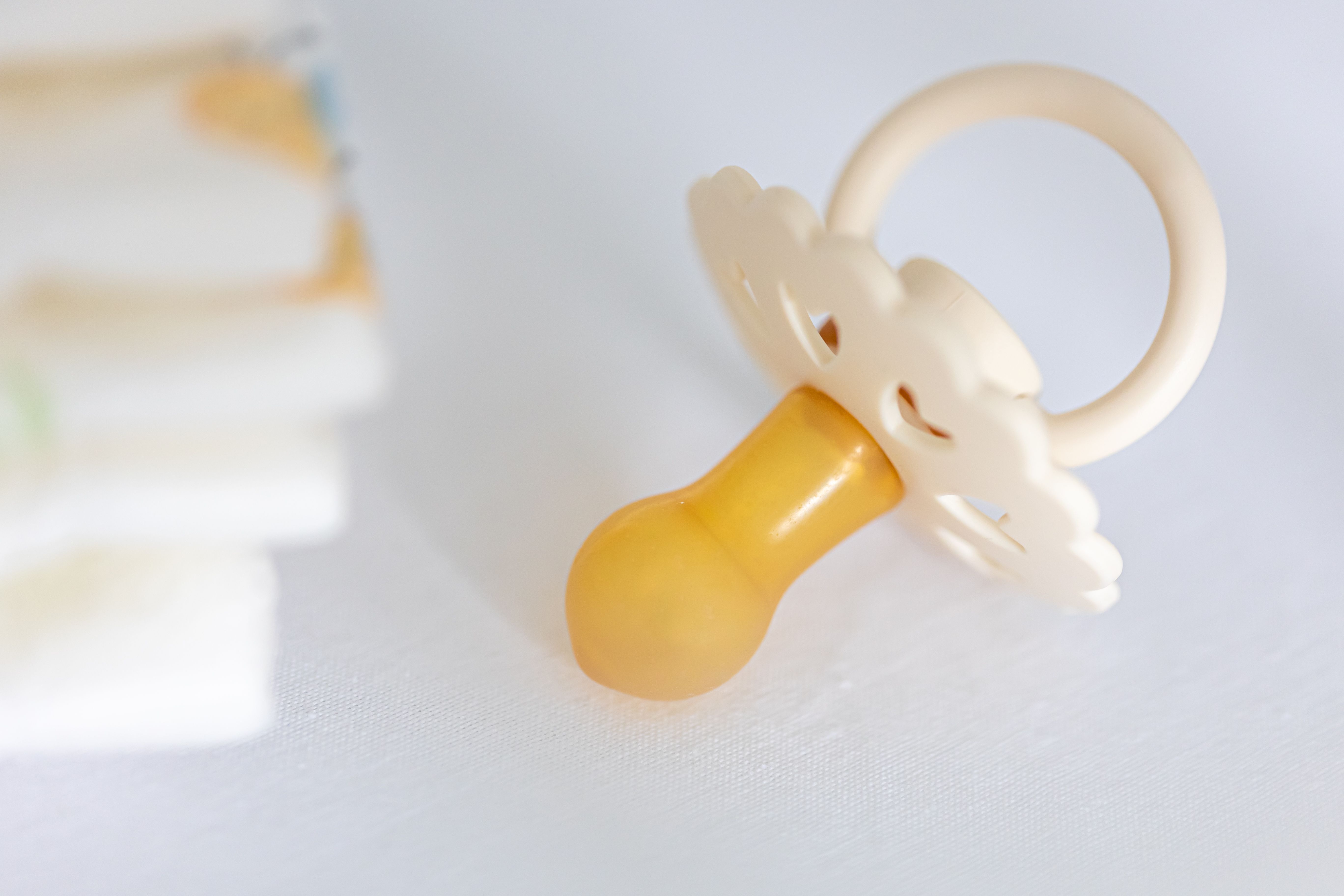 Chupeta pode entortar os dentes? Dentista explica quando o hábito vira um problema