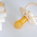 Chupeta pode entortar os dentes? Dentista explica quando o hábito vira um problema