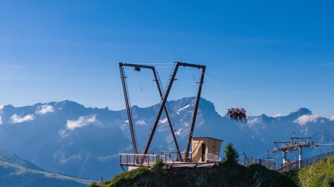 Suíça: balanço gigante a mais de 2 mil metros de altitude vira atração nos Alpes