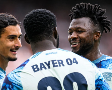 Victor Boniface celebra gol pelo Bayer Leverkusen