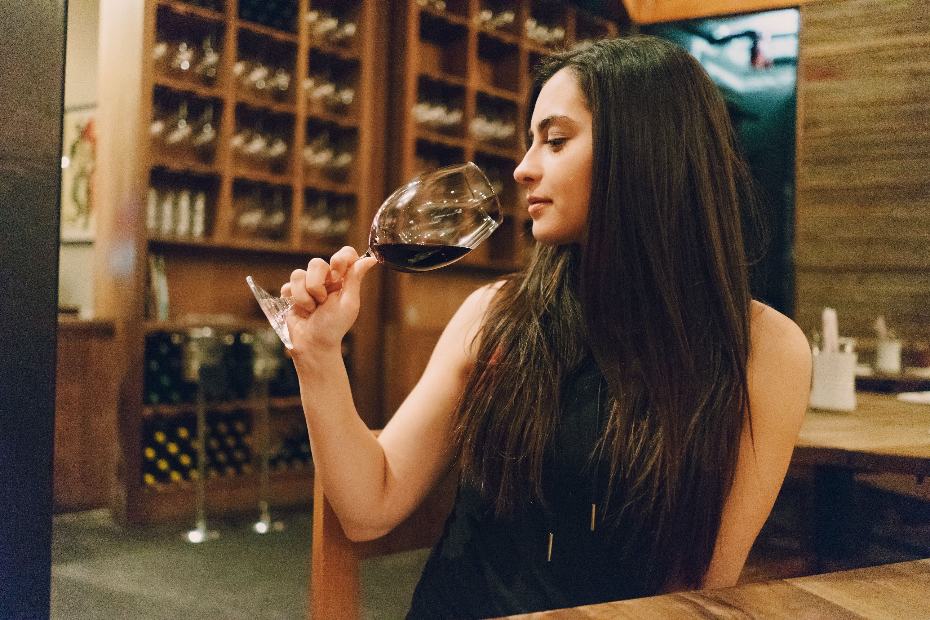Sommelier ganha espaço com expansão do mercado de vinhos no Brasil