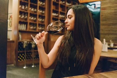 Sommelier atua na escolha, conservação, serviço e harmonização de vinhos em restaurantes e outros estabelecimentos.