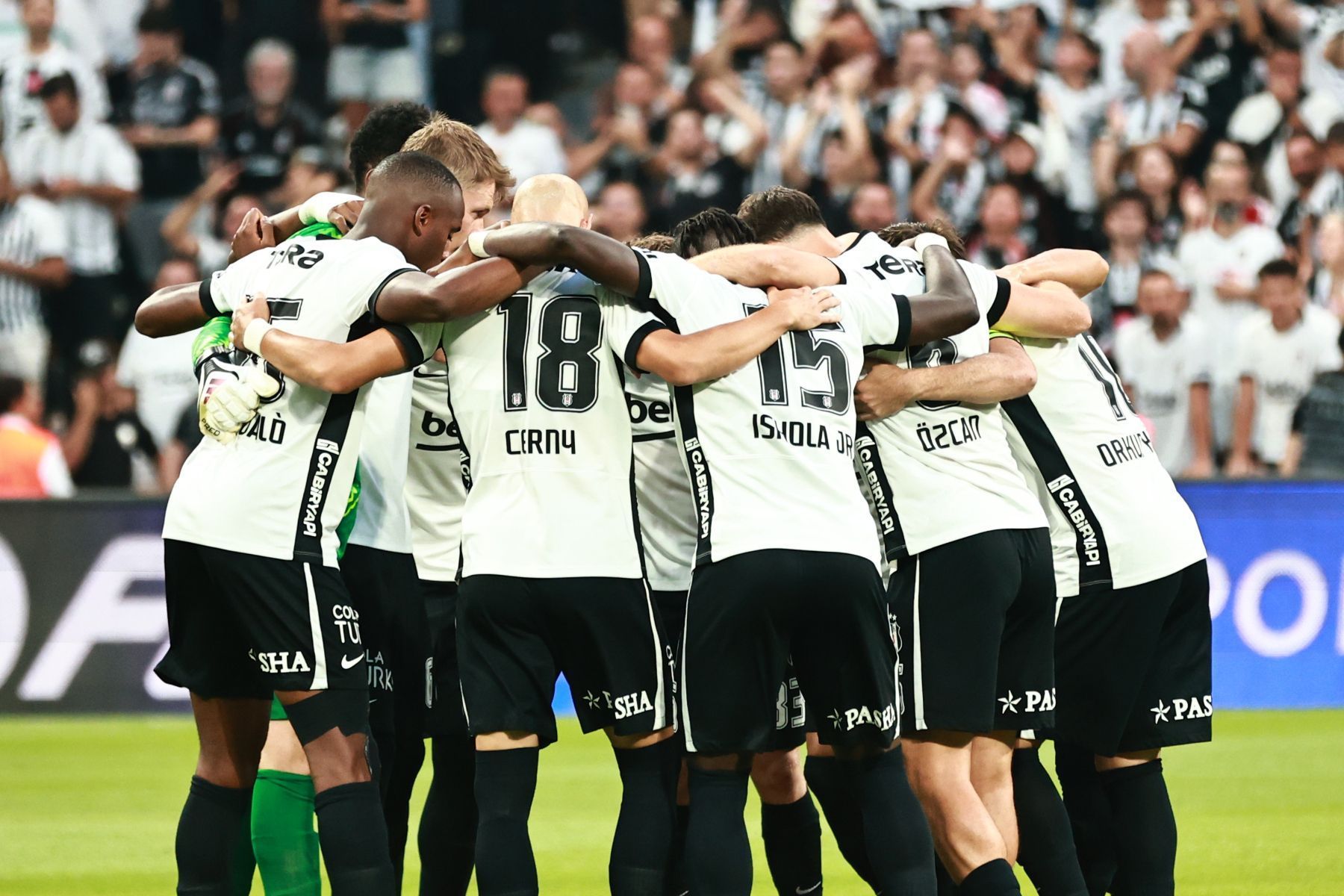 Besiktas vence Hradec Králové e avança nas classificatórias da Liga Europa