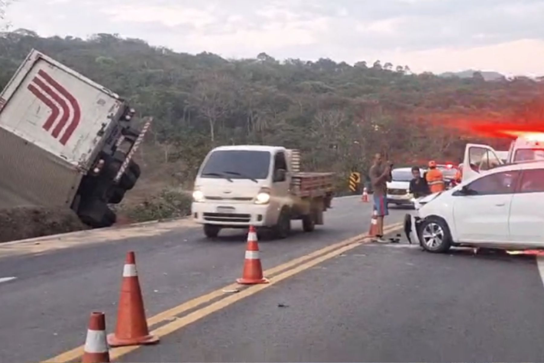 BR-381: acidente entre carro e caminhão deixa quatro feridos em MG; vídeo