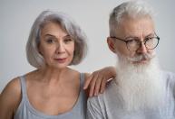 O que a psicologia diz sobre as pessoas que deixam o cabelo grisalho
