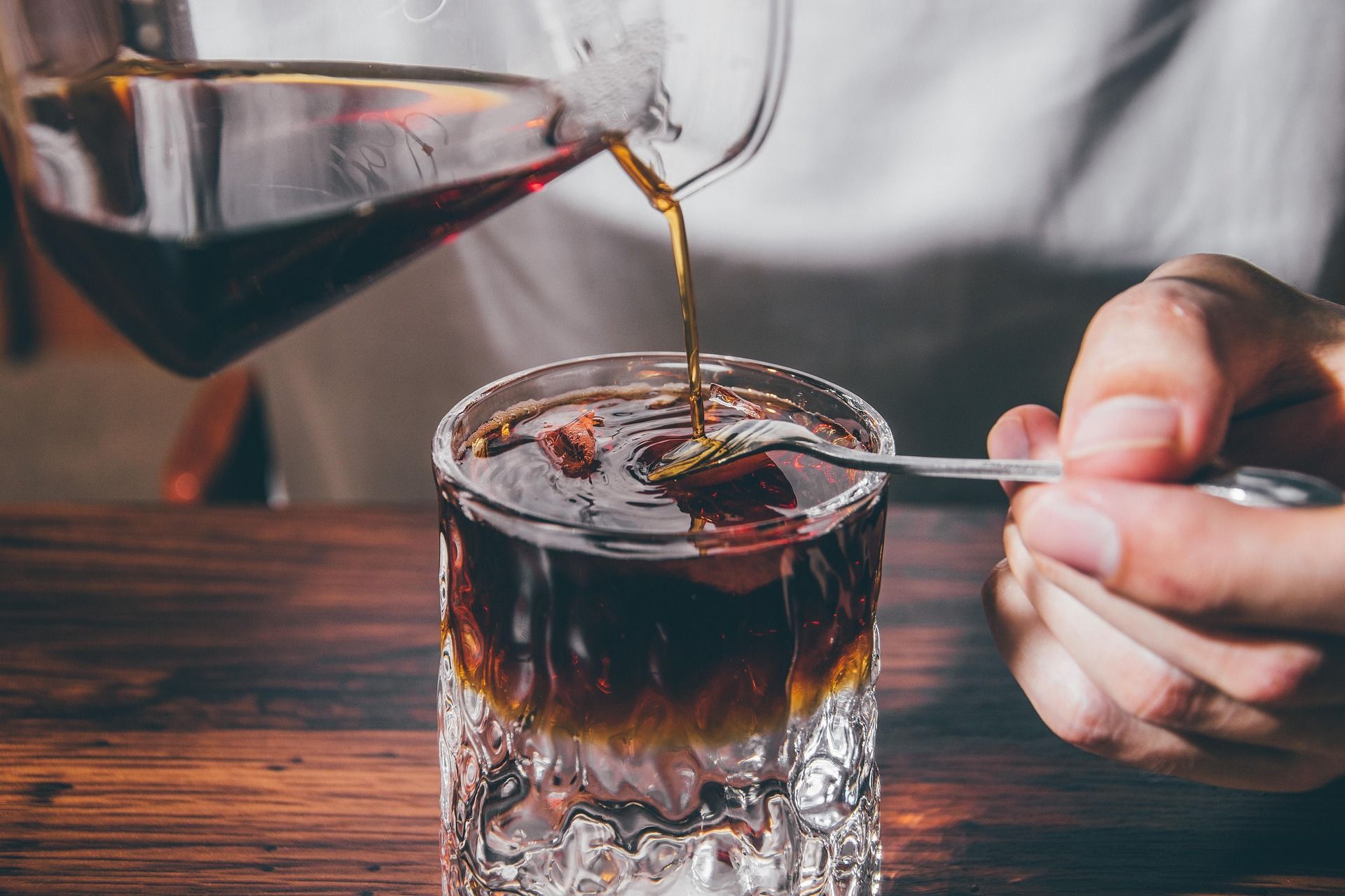 Nunca mais jogue café usado no lixo: o truque caseiro que limpa o banheiro