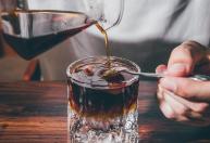 Nunca mais jogue café usado no lixo: o truque caseiro que limpa o banheiro