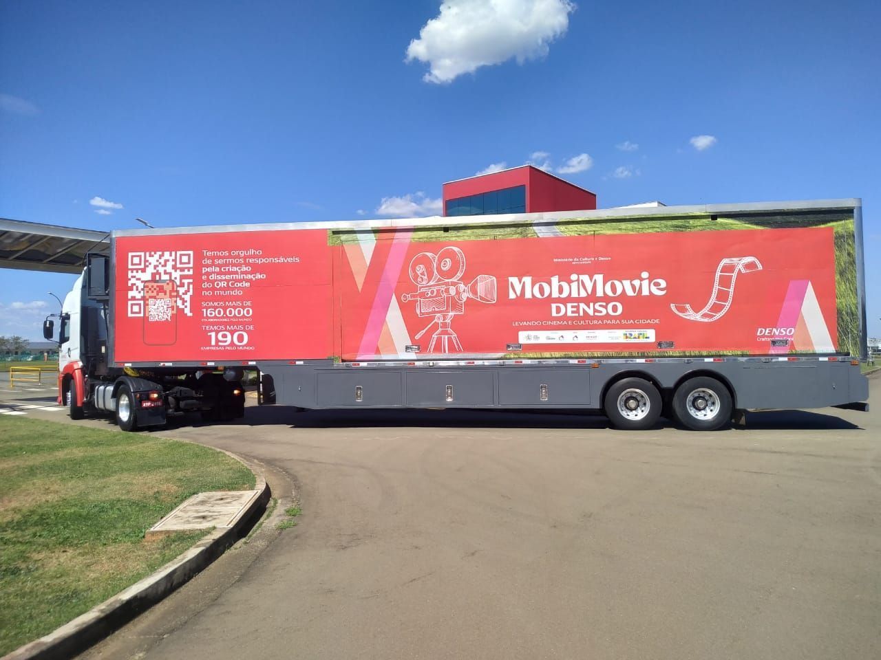 Projeto MobiMovie DENSO leva cinema gratuito em carreta itinerante a cidades de MG