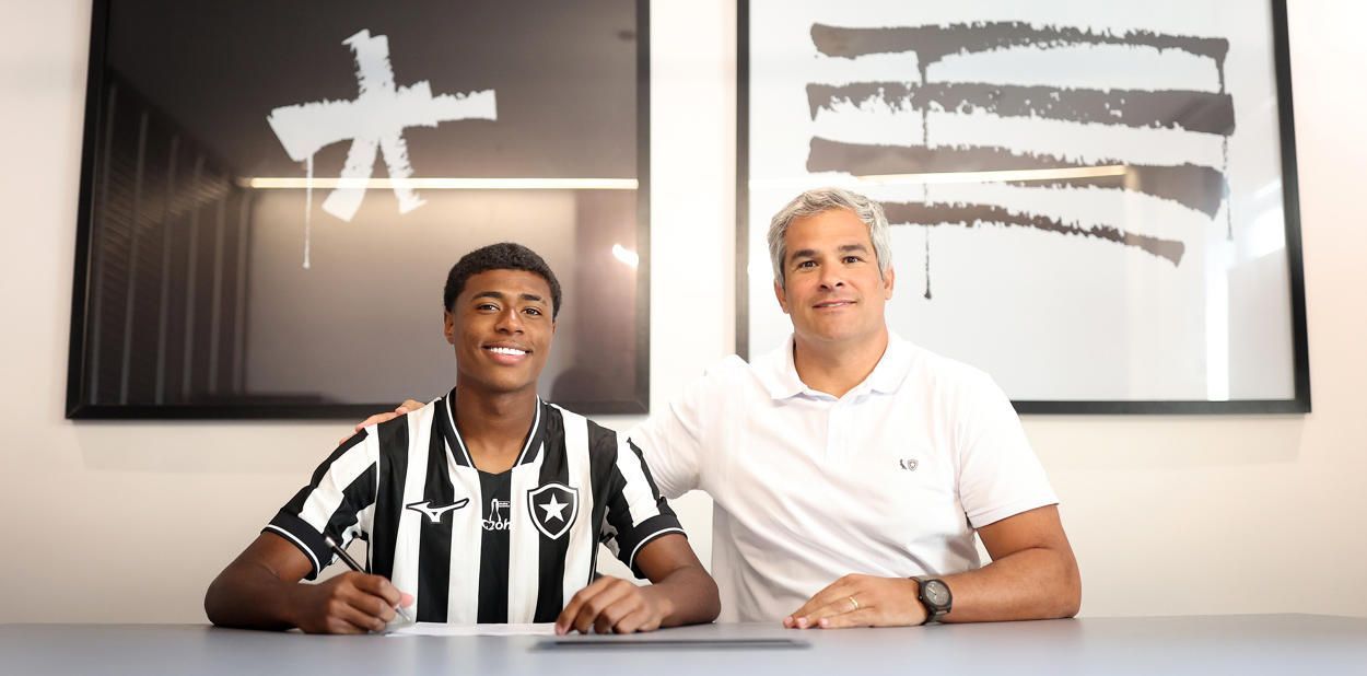 Botafogo assina primeiro contrato profissional com promessa da base