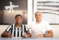 Botafogo assina primeiro contrato profissional com promessa da base