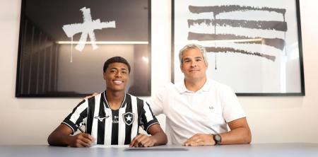 Cauã Machado postou ao lado de Augusto Oliveira, diretor de futebol de base do Glorioso