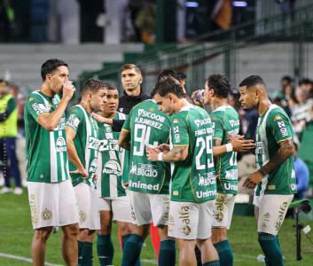 Jogadores da Chapecoense em derrota para o Coritiba no Brasileirao 2026