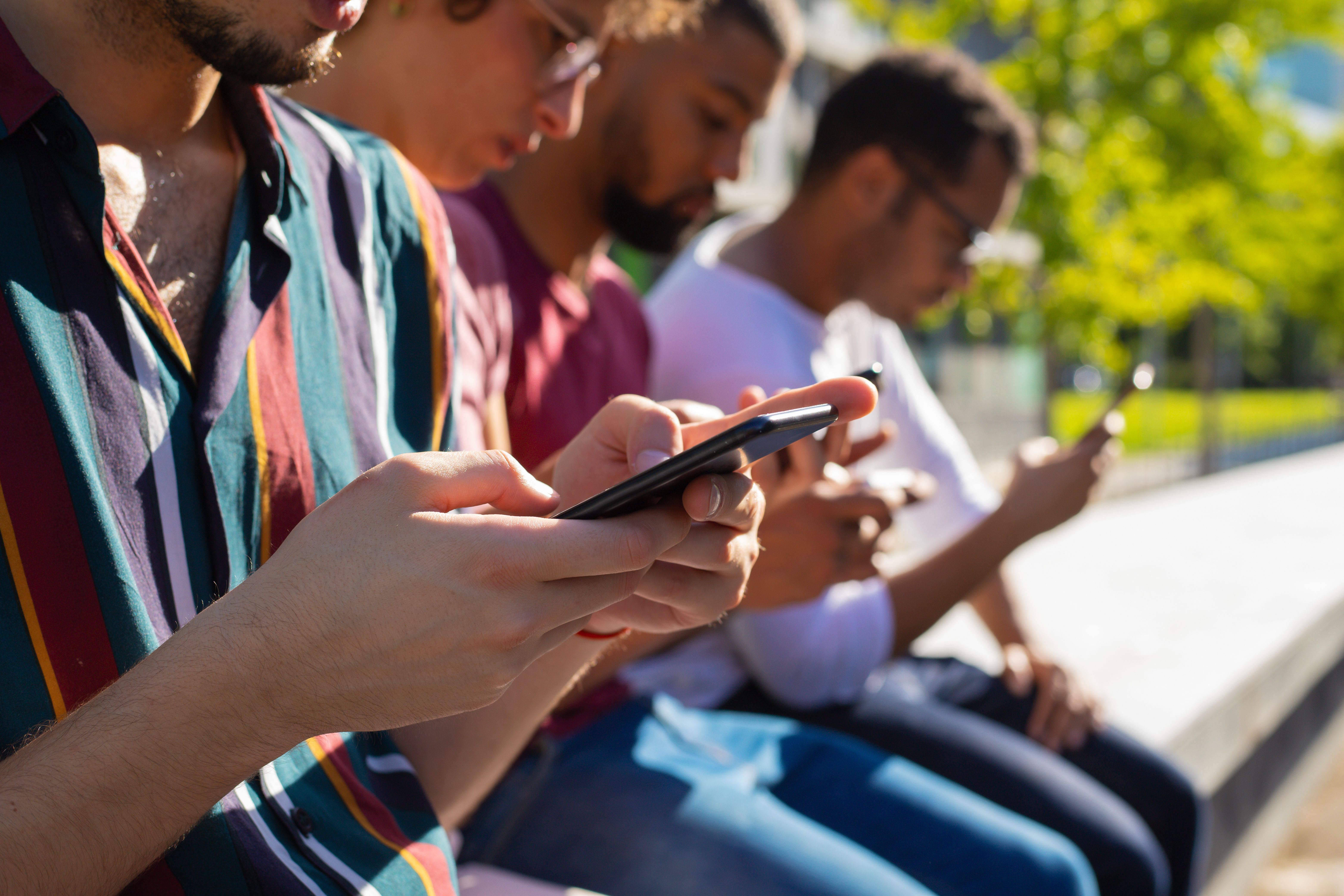 Adolescentes estão se livrando do celular no trabalho e relatam mais foco