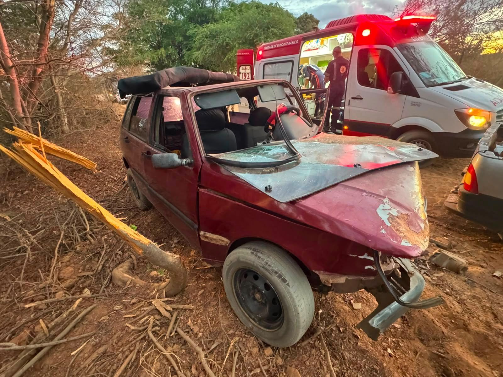 Seis pessoas ficam feridas em colisão entre dois carros em Jaíba