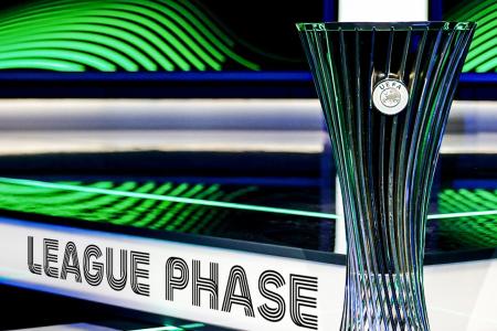 Troféu da Conference League no sorteio da fase de liga