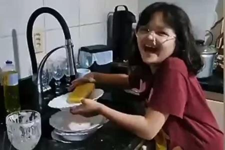 Crise de riso? Entenda condição rara que fez menina rir sem parar na Grande BH