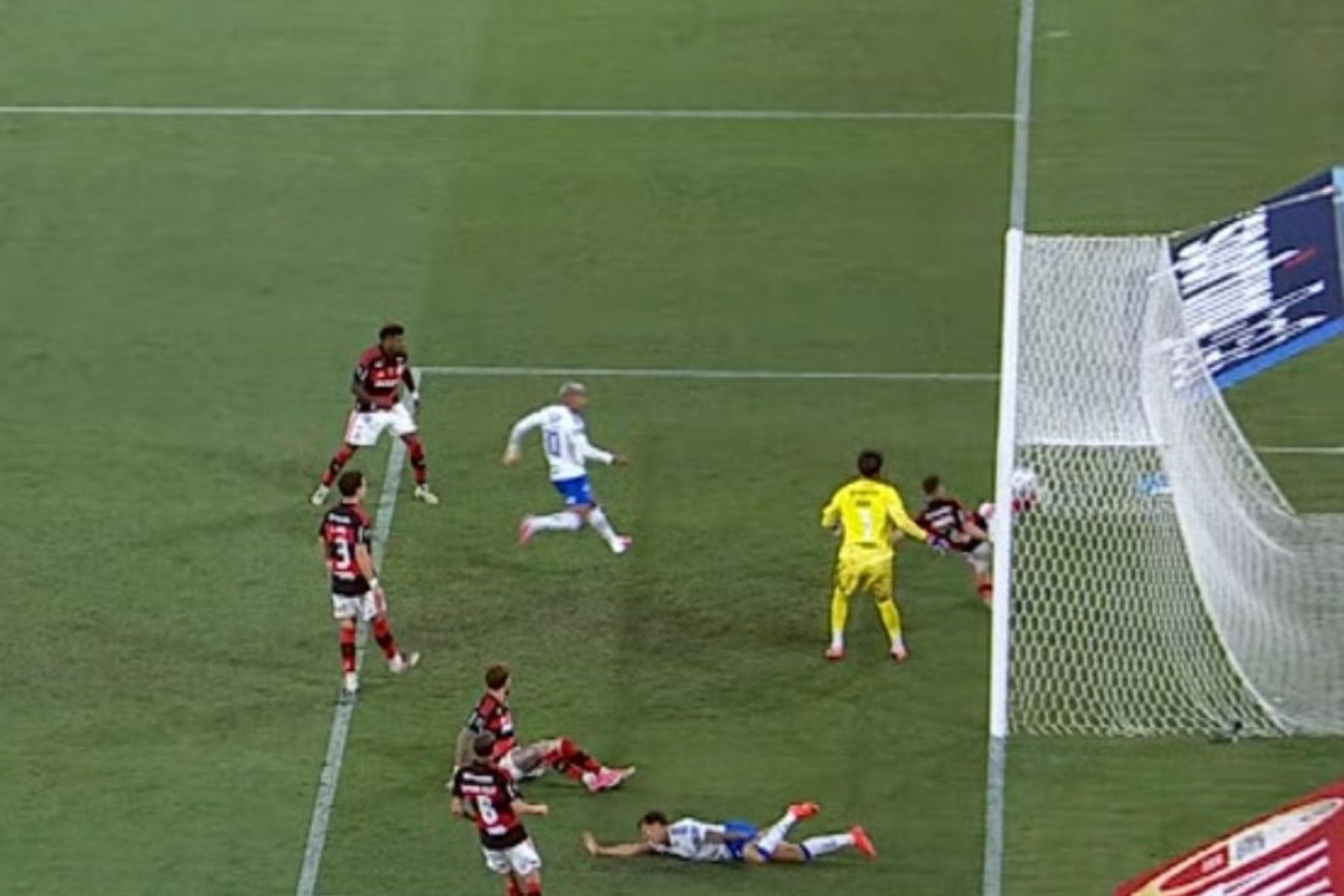 Foi gol? Web reage a lance polêmico em Flamengo x Cruzeiro na Libertadores